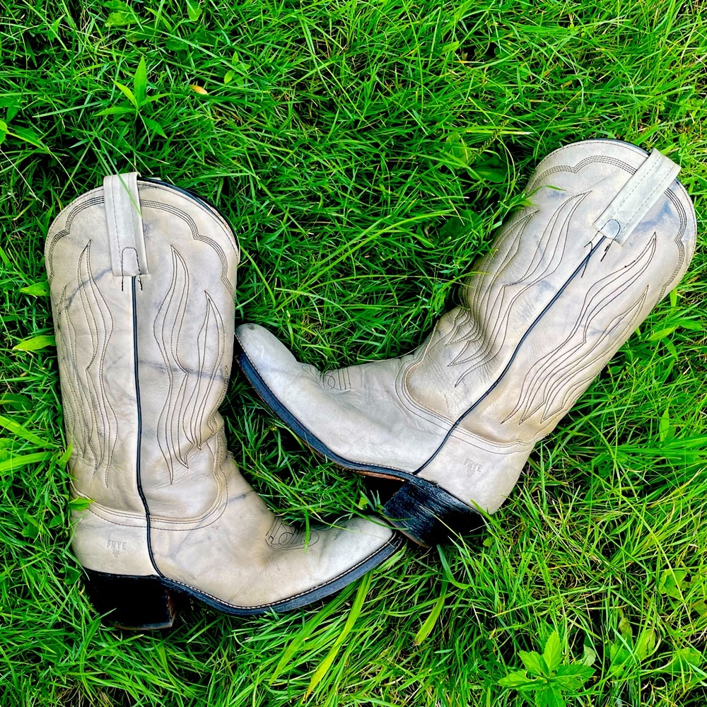 VTG cream colored Frye boots size 9 size wide